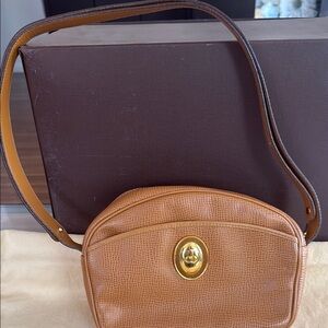 Elegant Tan Leather Shoulder Bag